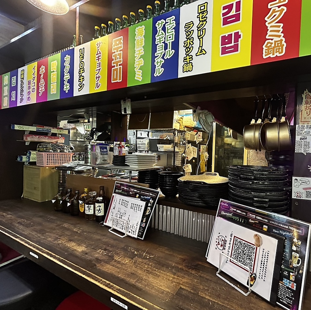 お仕事終わりなど1人でご来店しやすいカウンター席をご用意。4名様までご利用可能です。