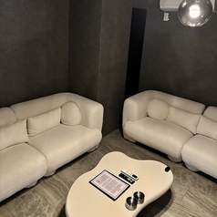 周りを気にせずリラックスできる個室席をご用意しました。壁や仕切りでプライバシーを守りつつ、シーシャバー特有のゆったりとした空気感も共有できる、絶妙なバランスの空間です。ノーマルからシガーまで揃うこだわりの煙を、誰にも邪魔されない特等席で。日常を少しだけ忘れて、羽を伸ばせる贅沢なひとときを提供します。