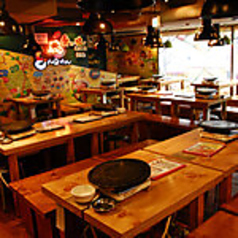 お一人様にもデートにも最適な席をご用意。気軽に韓国料理を楽しめます！