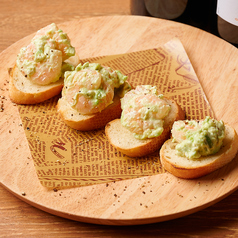 海老とアボカドのブルスケッタ