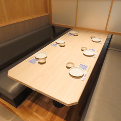 【少人数のお集まりや家族とのお食事にも当店は最適】木のテーブルと温かみのある照明が、落ち着いた雰囲気を演出します。2次会などのちょい飲みにもぜひご利用ください。安心して食事や会話を楽しめる居心地のよい空間です。