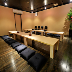 〈フロアリング座敷席〉落ち着いた木目調のゆったりとお過ごしいただけるお座敷席完備しております◎ご宴会利用に各種コースをご用意！