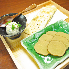 クラッカーにのせて いぶりがっこ と 香味クリームチーズ