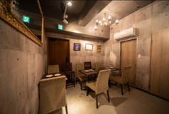 店の奥にテーブル席ございます。繋げることで最大6名様まで利用可能です。※禁煙席です。