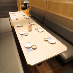 【海老名東口からすぐの好立地】カップルのご利用にピッタリです！落ち着いた雰囲気の店内。その他にも、人数などに合わせてさまざまなお席をご用意しております♪友達や同僚との飲み会や接待、合コンにおすすめ！