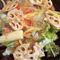 彩り野菜のみつばちサラダ