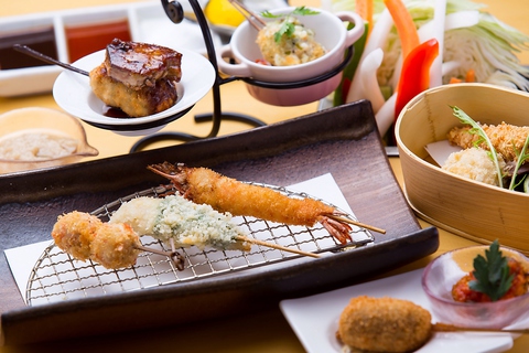 福島エリアで話題の職人技で織りなす創作串料理。旬の食材をモダンな空間で