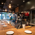 カウンター席はキッチンと段差もなくフラットに全てを見渡して頂けます。調理する様子をLIVE感たっぷりにお楽しみください！