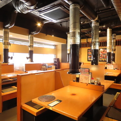 ≪テーブル席≫賑やかでアットホームな雰囲気の店内。友人・家族とのお食事や、各種ご宴会・女子会などにご利用いただけます♪デートにも◎