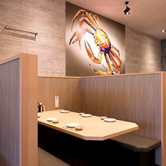 ご家族でのお食事にもぴったり。仕切りがあるお席なので、小さなお子様連れでも安心してお過ごしいただけます。気兼ねなく会話を楽しみながら、家族団らんのひとときを。