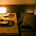 ゆったりとした和風の個室で、特別なひとときを過ごせます。友達や家族と共に、心温まる時間を楽しむには最適な場所です。大人数でも快適に過ごせる設計で、宴会にもおすすめ。美しい日本の内装が、落ち着いた雰囲気を醸し出し、心を癒してくれます♪快適な空間で、素晴らしい思い出を作りましょう！