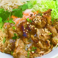 炒め豚肉と新鮮野菜のサラダ麺