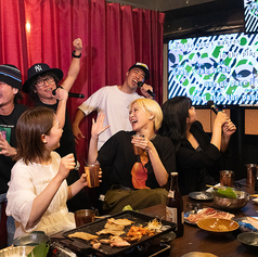 カラオケ無料で利用OK！2階フロアの個室をご利用のお客様は、追加料金なしでカラオケをお楽しみいただけます。おいしい料理とお酒に加え、カラオケでさらに盛り上がること間違いなしです。