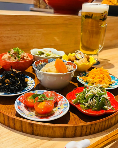 横浜駅直結アソビル横丁の〈日本酒＆おばんざいやさん