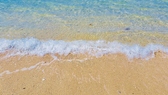 すぐ目の前には、透き通るような美しい海と白い砂浜♪開放感あふれるテラス席では、この穏やかな波の音を最高のBGMにしてカフェタイムを楽しめます。心地よい海風を感じながら、まるでプライベートビーチにいるかのような贅沢な時間をどうぞお過ごしください!お食事後に、波打ち際をのんびりお散歩するのもおすすめです。