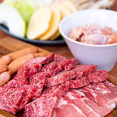 駅前ビルのテラスでビアガーデンが楽しめる！の写真