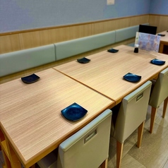 大人数でも移動しやすいように店内入り口付近かつ席も大き目な設計とさせていただきました。白基調の店内も相まって和の雰囲気を味わいつつ、お酒やお食事を是非お楽しみください。