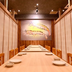 【落ち着いた和の雰囲気】少人数～大人数まで、人数に合わせた個室のご利用が可能です。ゆったりとしたひとときを過ごせる特別な空間です。周囲を気にせず、プライベートな空間で会話を楽しむことができるリラックスした時間を提供いたします。