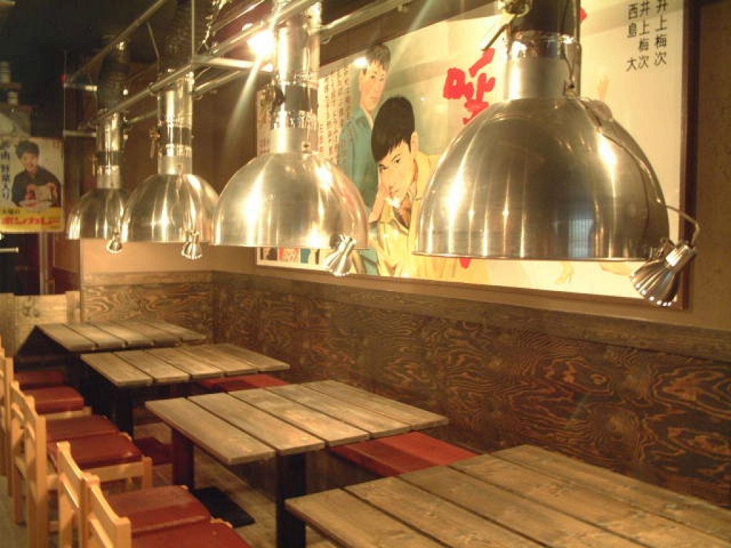 レトロな看板がいっぱい！昭和風情漂う店内で飲み会しよう！