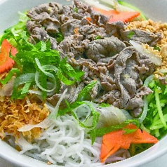 炒め牛肉と新鮮野菜のサラダ麺