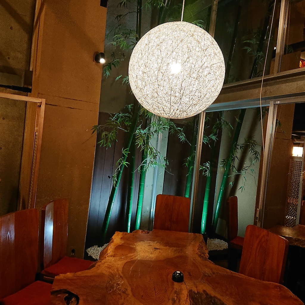 【一階】自然の欅を切り出した、趣あるテーブル席。旨い料理に更に一味加えてくれます