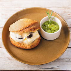 スコーンサンド（レーズンバター）