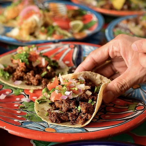 国際通り徒歩30秒！本場アメリカの常連客も多い、異国の食文化を満喫できる陽気なお店