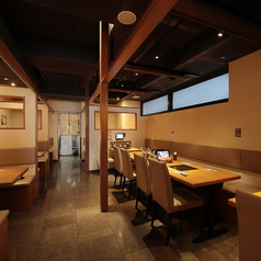 落ち着いた雰囲気の店内は、女子会や各種飲み会など様々なシーンでご対応可能な4人がけのテーブル席をご用意！プライベート感を重視したいお食事に人気の半個室も4部屋ございます♪木のぬくもりが温かい癒しの空間で、最大28名様までの団体様のご宴会も大歓迎◎自慢のお肉や新鮮野菜を味わう至福のひと時をお届けします！