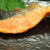 【鮭(塩又は照)/柳葉魚(三本)…1200円(税込)】とってもなじみ深い魚、「サケ（鮭）」。塩が旨味を更に引き出す。絶妙な焼き加減は最高のおつまみです。美味しいお酒と身が大きい焼きたての鮭で北海道グルメをご堪能下さい。