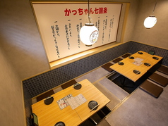 会話が弾むにぎやかな店内。話好きの店員ばかりなので、あちこちで笑い絶えない店内。店員とお客様、そして隣り合わせたお客様同士など店内一体になった雰囲気が、常連さんが気に入っていただいているポイント。※写真は系列店です。