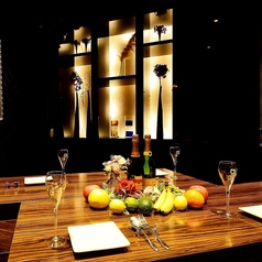 Room-Aモノトーンのムーディな部屋。カラオケ完備。最大15名様のパーティも可能です。