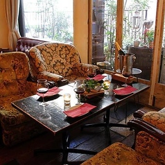 落ち着いた照明と壁の装飾が、特別な雰囲気を演出するテーブル席。壁際のソファ席は、ゆったりと会話を楽しみたいデートや記念日に最適です♪