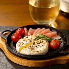 薪火焼きカマンベールチーズと生ハム盛り