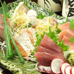 新鮮な魚を仕入れいます！【刺盛り】は老若男女問わずさまざまなお客様に人気の不動メニューです！