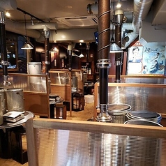 テーブル席で、サムギョプサルを囲んで楽しいひとときを！仲間との会話が弾みます。