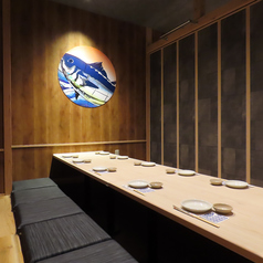 【掘りごたつ宴会】歓送迎会などの各種会社宴会、同窓会、二次会など大人数での団体利用まで、幅広い用途にご利用いただける掘りごたつ席ございます。みんなでワイワイたくさん飲んで食べて盛り上がるも良し、ゆっくりと語らいながら過ごすのも◎