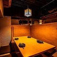 【お座敷席半個室（～4名様）】お籠り感のある半個室は周囲より一段高くなっており、美味しい料理とお酒をいただきながらじっくりと会話を楽しみたい方にぴったり。会社の同僚や気心知れた仲間との集まりにぜひ。