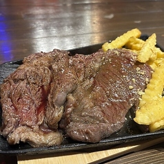 お肉の旨みを引き出す丁寧な調理と豪快な盛り付け