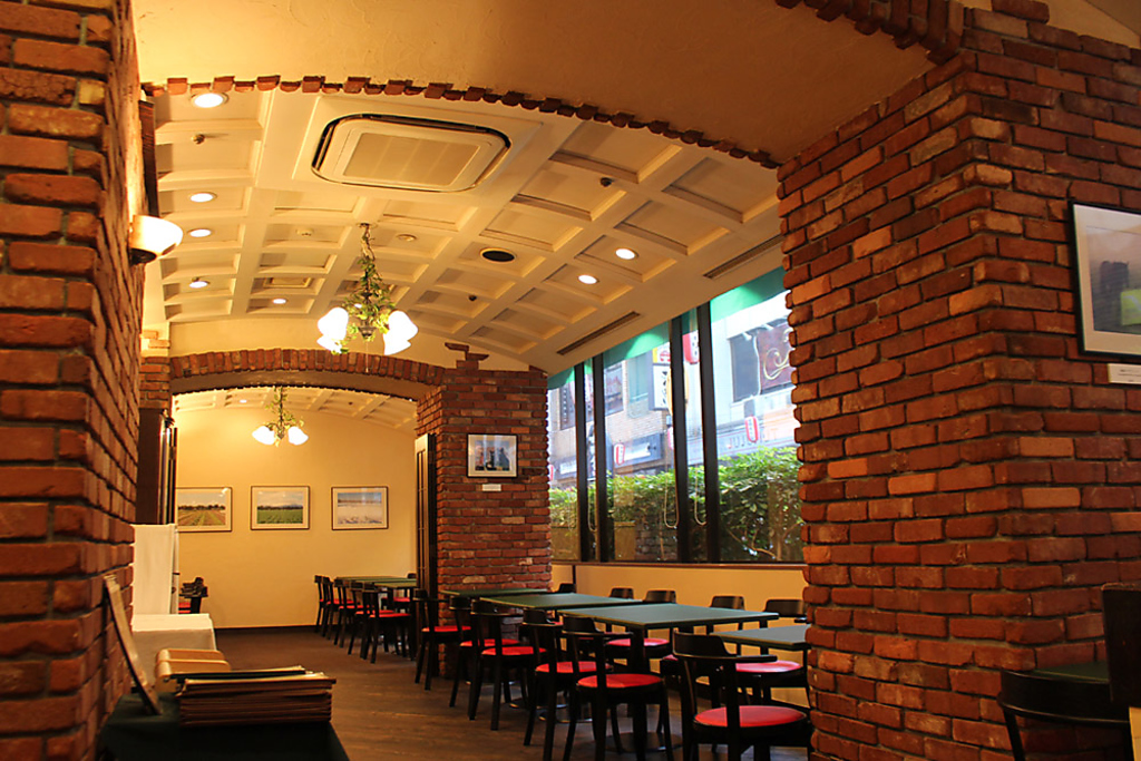 ゆったりとお料理がお楽しみ頂けるホテルレストラン。ランチ、お食事会、接待、記念日など