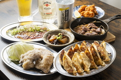 鉄板焼き、餃子、唐揚げ、煮込みなど、充実の料理。