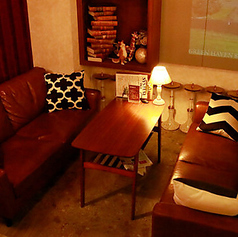 温かみのある照明で落ち着いた雰囲気を演出しております。落ち着いた雰囲気でゆったりと過ごせる空間が広がります。人数に合わせてお席をご用意いたします。