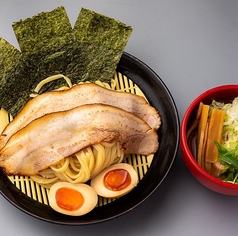 素材の旨みを活かしたラーメンと、居酒屋メニューの融合