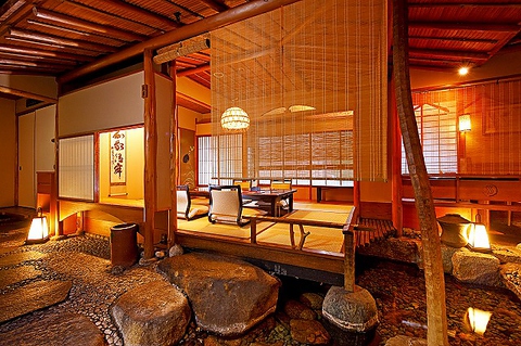 しっとり情緒漂う京の町。石畳の奥はまるで別世界。数寄屋造りの個室で贅沢な時間を…