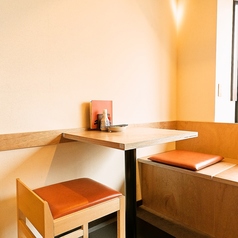 テーブル席エリアもご用意☆木をベースにした、活気と落ち着きをどちらも楽しめるお席でゆっくりとお楽しみください♪