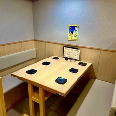 2から6名様まで少人数様向けのお席でご案内可能な半個室のお席になります。区切られたお席で、ごゆっくりお楽しみくださいませ。
