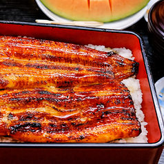 国産活鰻を一尾ずつ店内で捌き、蒸しを入れてふっくらと仕上げた江戸焼き。