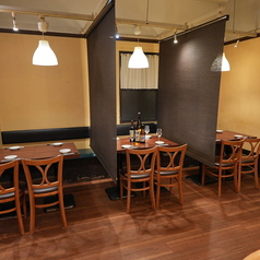 【4名様用テーブル】テーブル席には仕切りがございますので、プライベート空間にてお料理とお酒をお愉しみください。お誕生日などの記念日は当店の美味しいお料理を食べながらのお祝いはいかが。心をこめておもてなし致します。