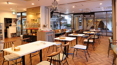 当店は、明るく開放感のある店内にテーブル席を完備しており、くつろぎながらお食事をお楽しみいただけます。自慢のパスタやピザをはじめ、豊富な美味しい料理と共に、楽しいひとときを過ごすことができます。飲み会や女子会、ママ友会など、さまざまなシーンにピッタリの空間です。ぜひ、特別なひとときをお過ごしください