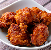 唐揚げグランプリ金賞受賞☆名物！鶏の唐揚げ（しょうゆザンギ）をお楽しみください。新鮮な国産鶏を使っているのでとってもジューシーな味わい。またバランスよく調整された『秘伝の味付け』は、昆布や帆立、しいたけ、りんご果汁を使っているから、旨味たっぷり！