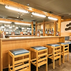 カウンター席は照明・内装とハイテーブルでレトロ×モダンを体感できるお席♪座り心地も良く雰囲気も○！おばんざい酒場の目玉のお席をぜひ一度ご利用ください！